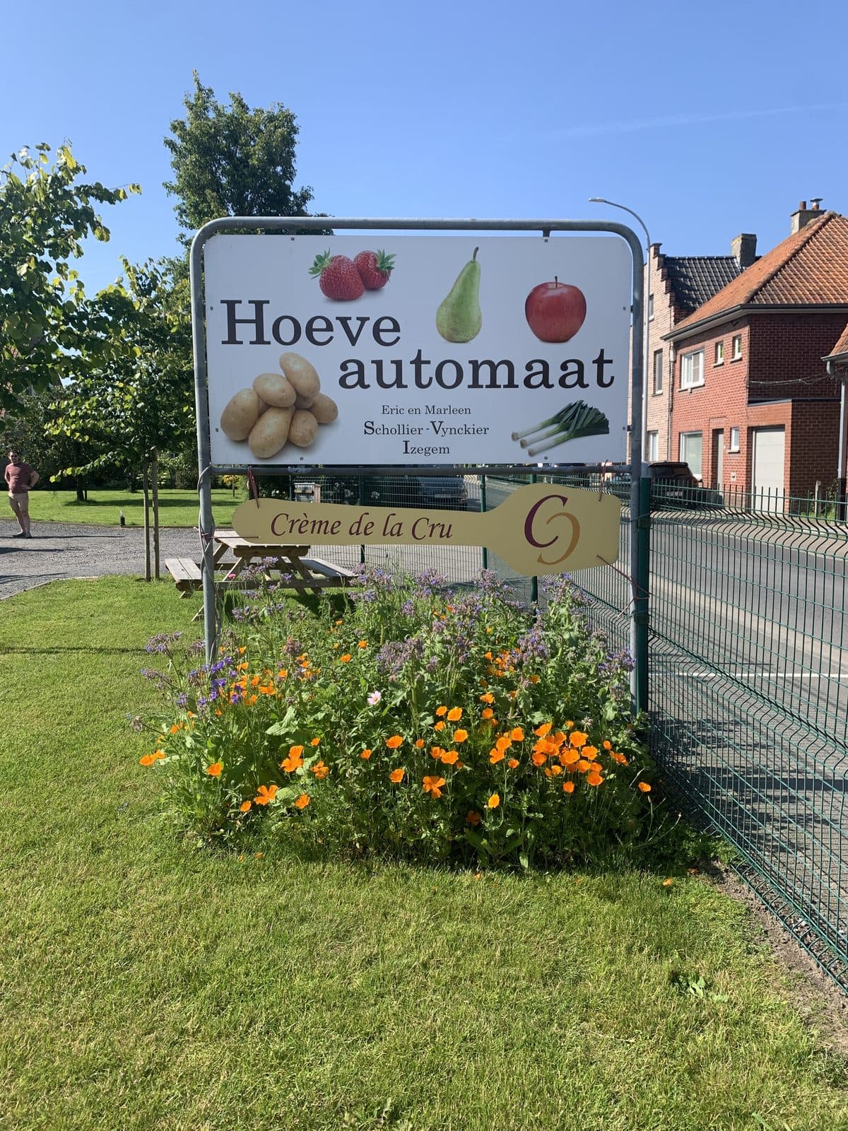 Het bord van Hoeveautomaat Schollier-Vynckier langs de straat, met daaronder het bordje van Crème de la Cru.