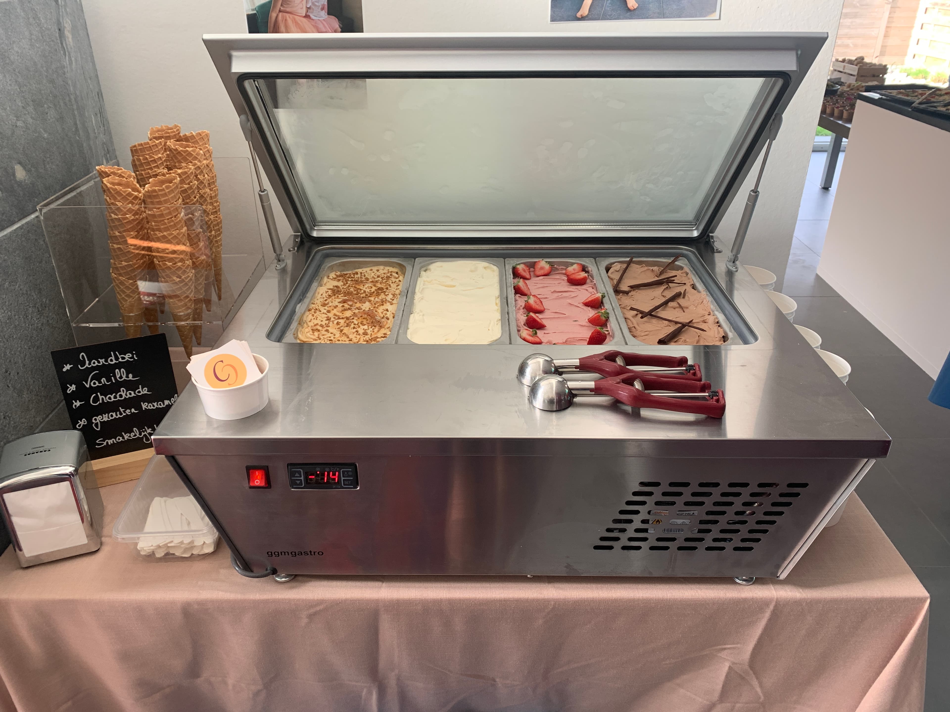 De tafelvitrine op een feest, gevuld en in gebruik.