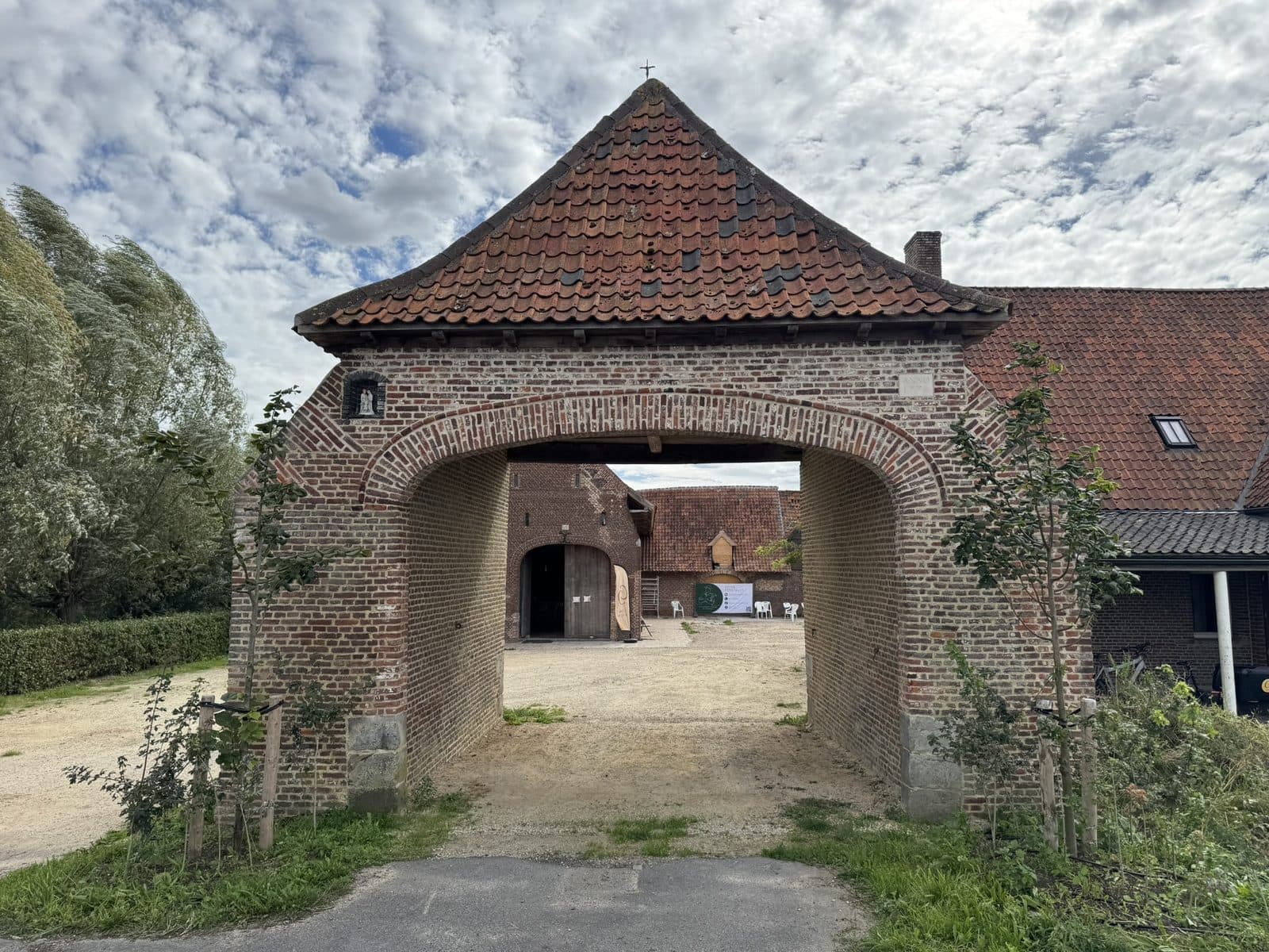 Het poortgebouw van hoeve De Hoge Schuur, met de doorrit naar het erf.